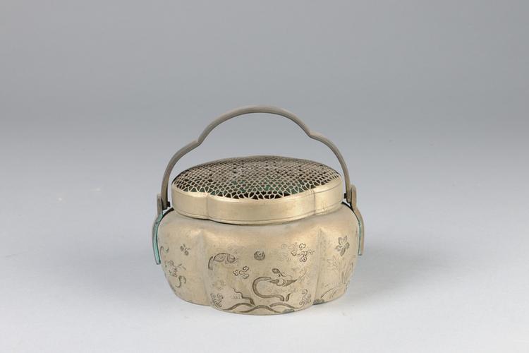 铜刻鱼龙海棠式手炉