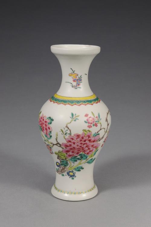 粉彩牡丹花蝶图瓶