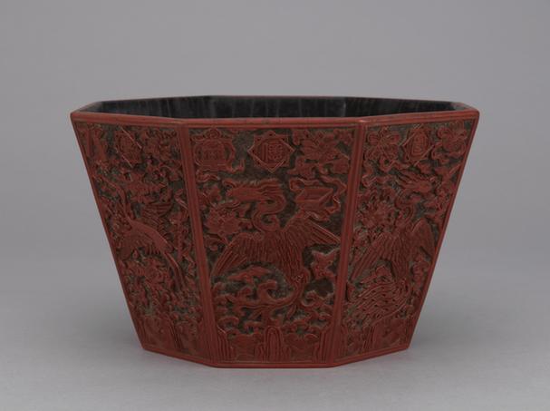 剔彩龙凤纹八方盆