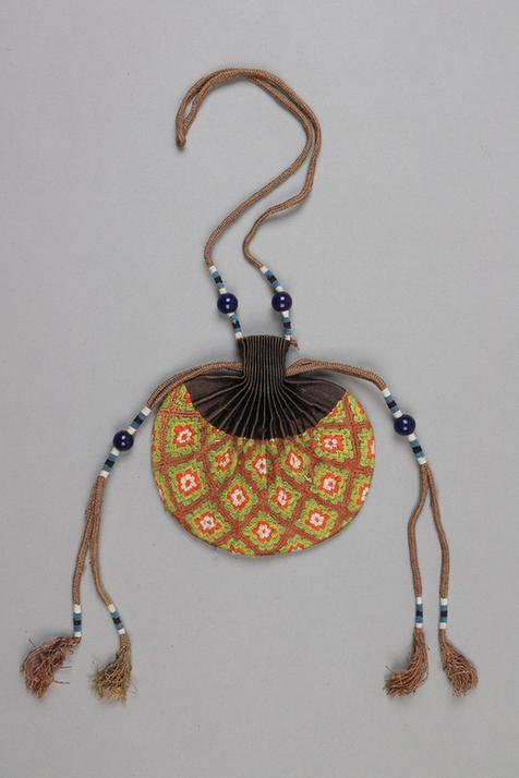 香色缎口铺绒斜格朵花纹椭圆荷包