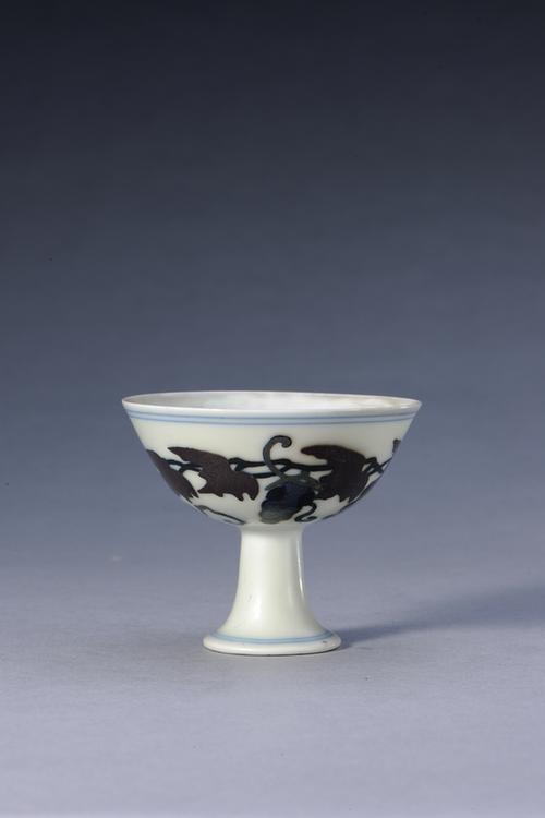 成化款斗彩葡萄纹高足杯