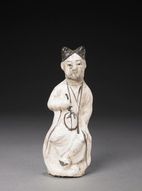 白釉瓷黑彩持扇女坐像