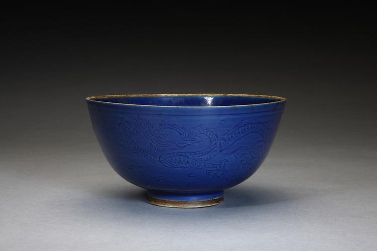 蓝釉暗划云龙纹碗