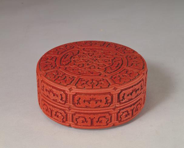 剔红绳索蟠螭纹圆盒