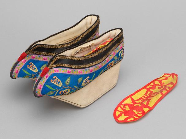 品月色缎绣佛手纹元宝底女棉鞋