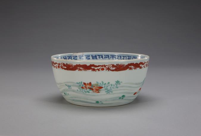 成化款斗彩落花流水纹碗