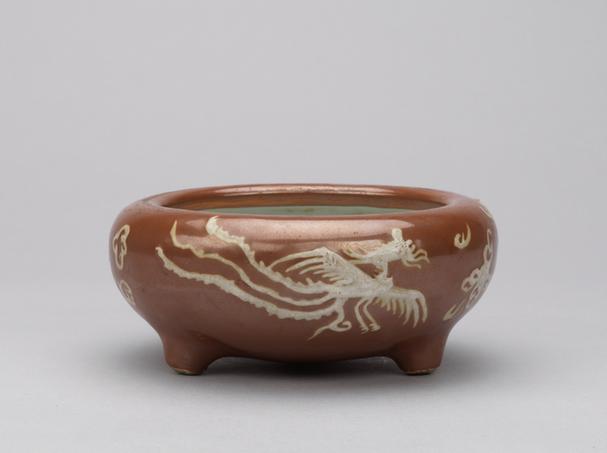 酱色地白凤纹炉