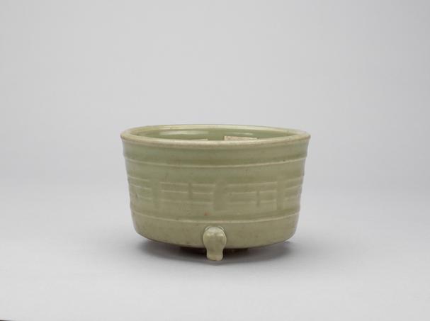 龙泉窑青釉刻八卦纹三足炉