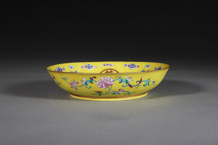 光绪款黄地粉彩描金结带“卍”字“万寿无疆”盘