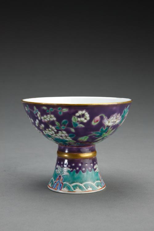 大雅斋款藕荷地粉彩花鸟图高足碗