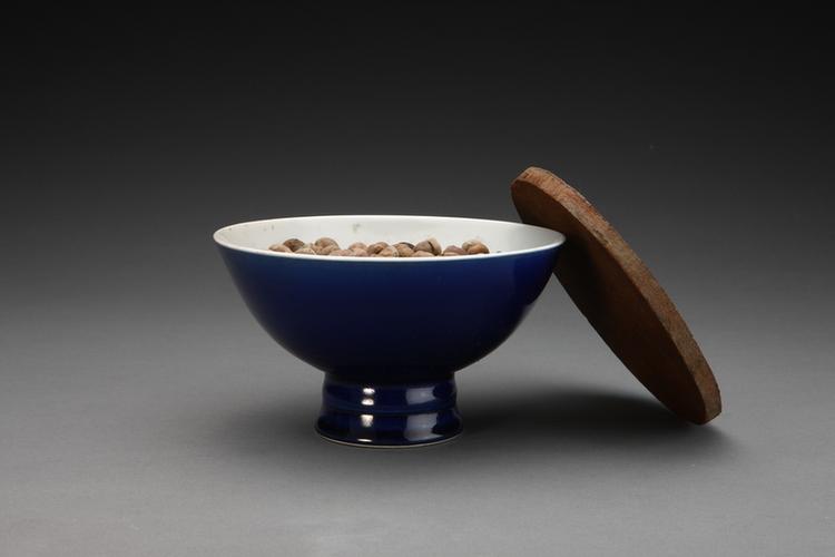 雍正款祭蓝釉高足碗