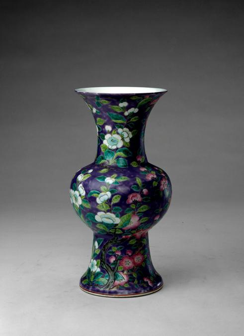 永庆长春款藕荷地粉彩花卉纹撇口瓶