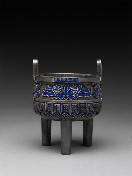 乾隆款银烧蓝五供-蕉叶兽面纹朝天耳三足炉