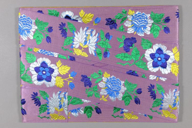 雪灰色缎地淡彩菊莲牡丹纹绦