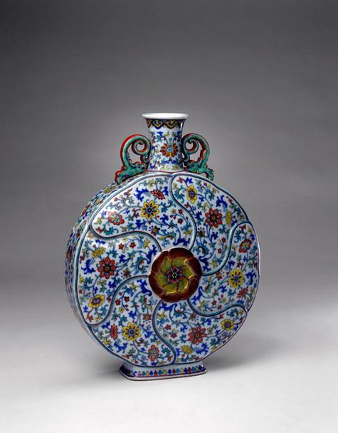 乾隆款斗彩缠枝莲葵瓣纹双螭耳扁瓶