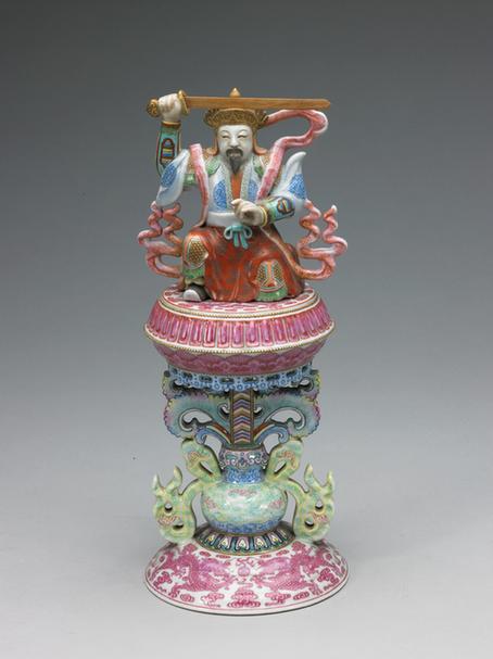 嘉庆款胭脂彩双龙座粉彩瓷七珍-将军宝