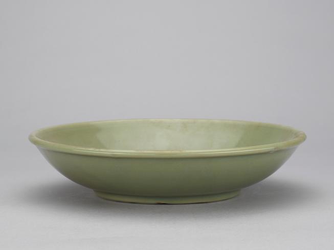 龙泉窑青釉刻划朵花纹盘