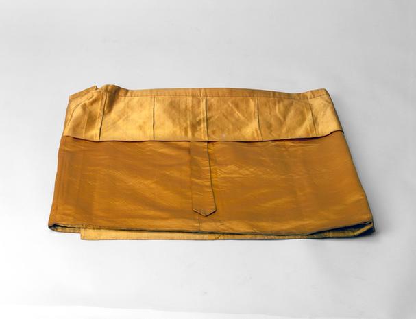 明黄色素缎夹佛桌围