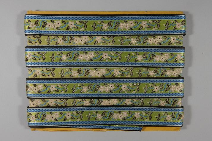 浅绿色缎地织金三蓝立水边时花纹绦