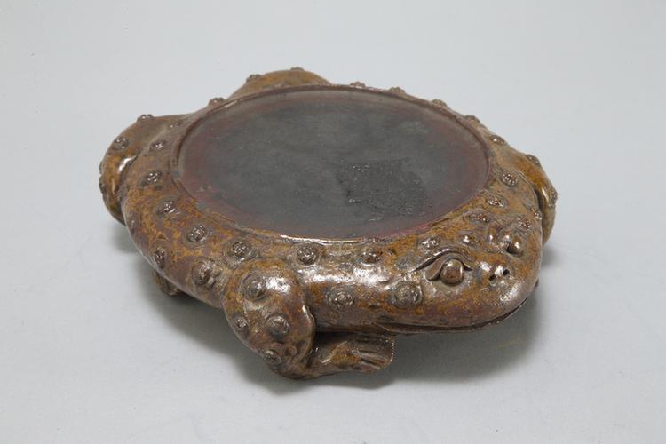 茶色釉蟾蜍陶砚