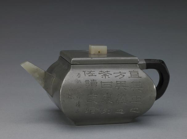 小皖款锡山水人物图木柄玉流方壶