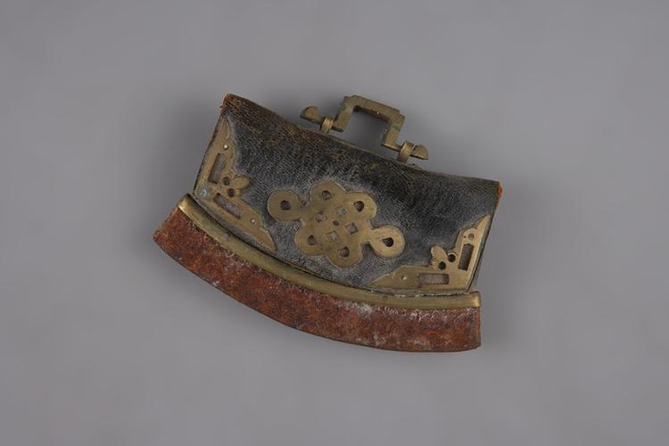 黑色皮镶铜盘长荷包式火燫