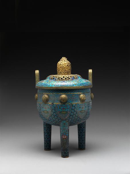 掐丝珐琅勾莲回纹朝天耳三足盖炉