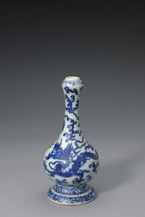 嘉靖款青花云龙纹瓶