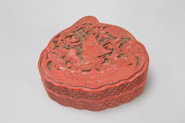 剔红八仙图桃式盒