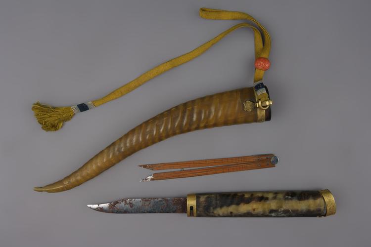 牛角镶铜镀金鞘刀