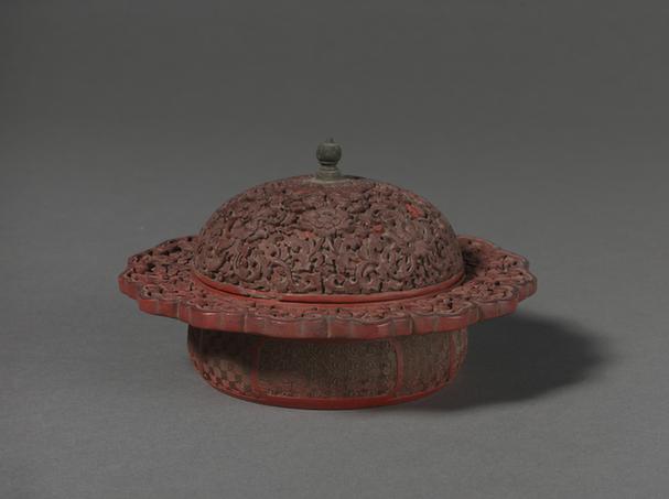 剔红缠枝莲纹云头式盒