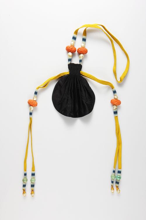 青色缎镶珠荷包