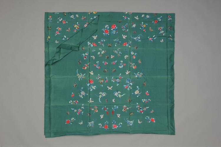 绿色实地纱绣花蝶纹氅衣料