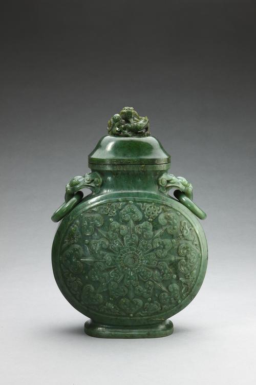 乾隆仿古款碧玉兽耳衔活环八宝纹带盖壶