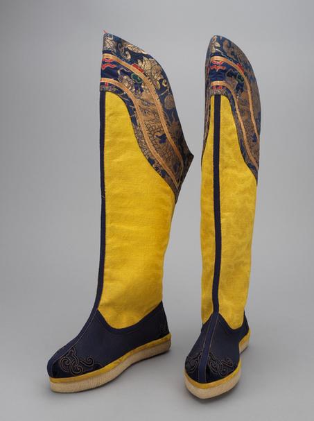 香色缎筒石青缎帮云纹头尖底靴