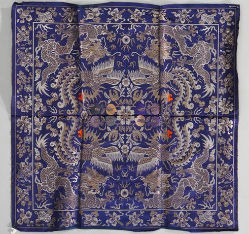 蓝色地金银龙凤三多纹织金缎桌面料