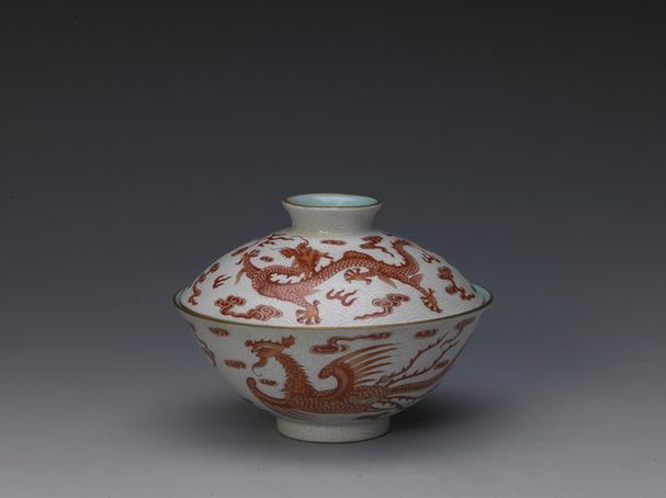 乾隆款白粉地轧道矾红彩龙凤纹盖碗