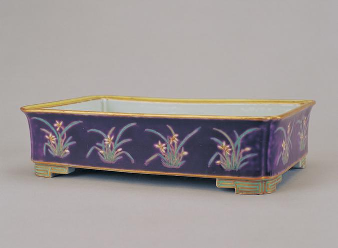 同治款紫地粉彩兰花纹长方花盆