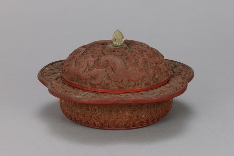 剔红云龙纹梅花式盒