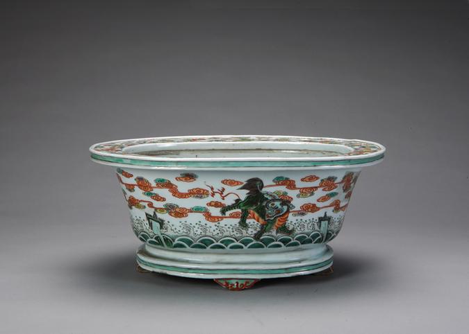 康熙款五彩海水异兽图椭圆花盆