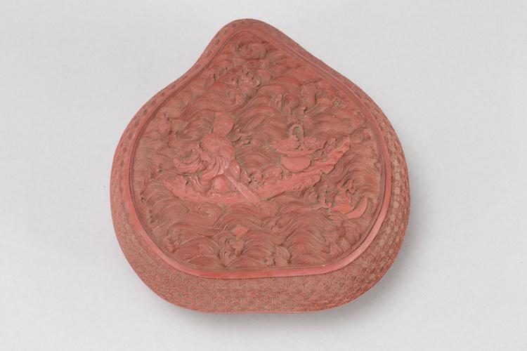 剔红八仙图桃式盒