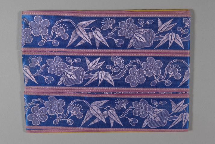 品蓝色缎地织银桃梅竹纹绦