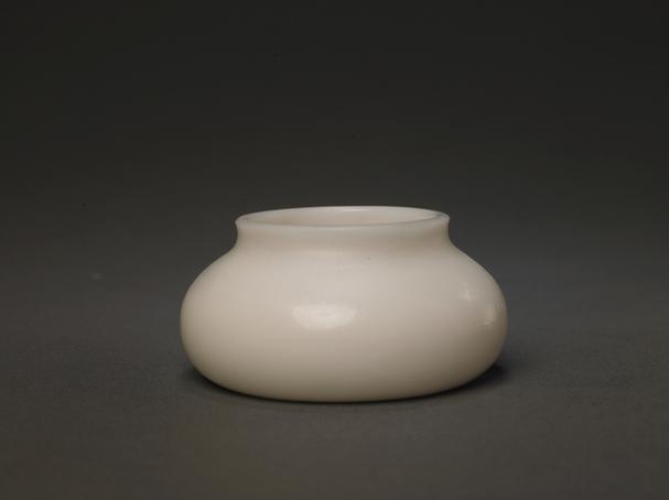 乾隆款白色玻璃水丞