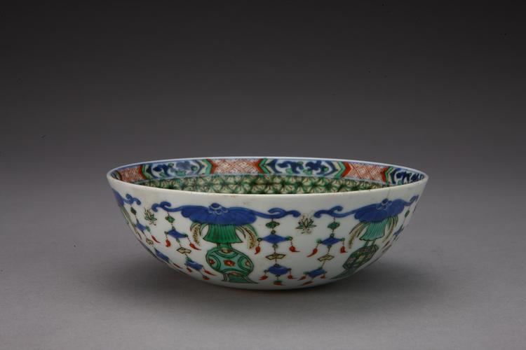 五彩灯笼花纹卧足碗