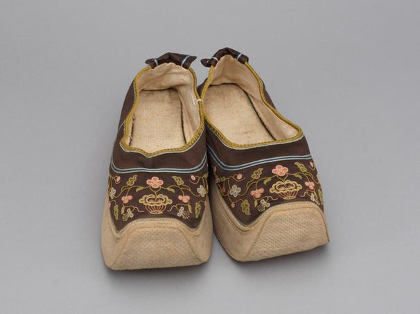 绛色缎缉线绣花篮纹皂鞋