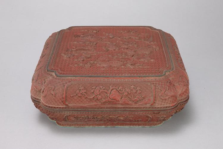 剔红五狮戏球图开光花卉纹四方委角盒