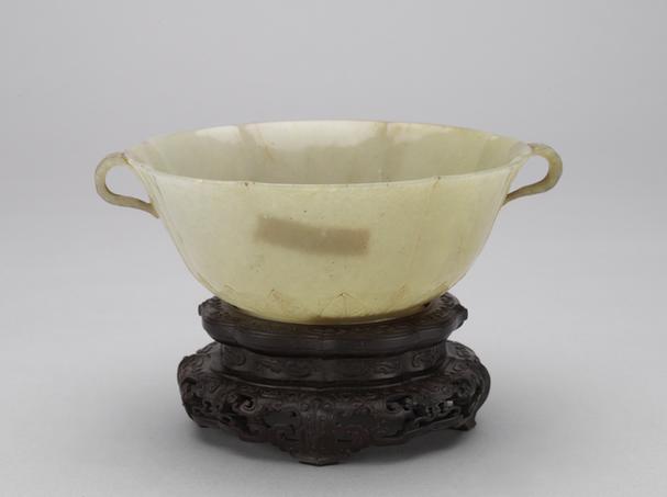 痕都斯坦青玉花叶纹双耳八棱洗