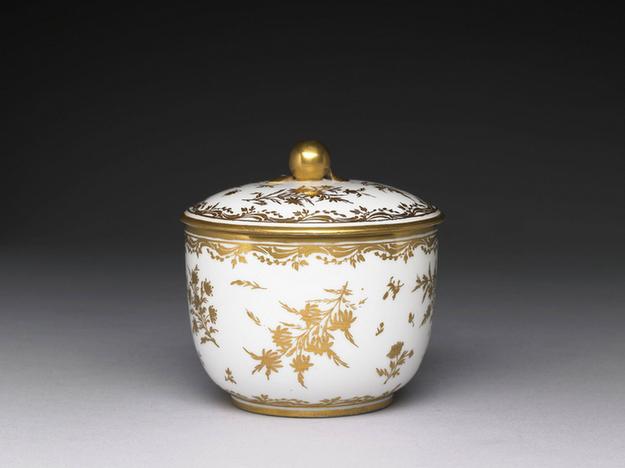 十八世纪法国赛佛尔窑白釉金彩花卉瓷罐