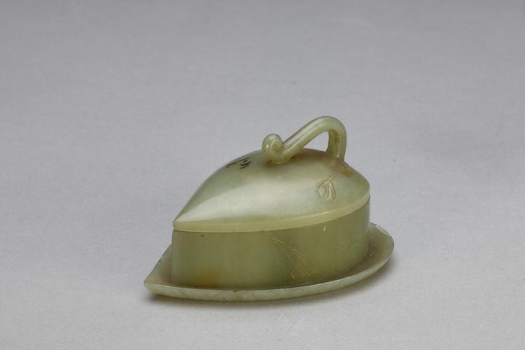 痕都斯坦青玉带托二格桃式盒