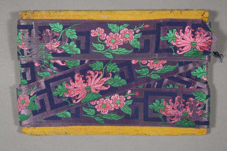 雪灰色缎地桃花菊回纹绦